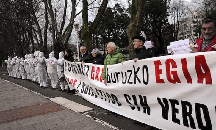 Protesta en Bilbo ante una conferencia anterior de Felipe González. (Marisol RAMIREZ / ARGAZKI PRESS)
