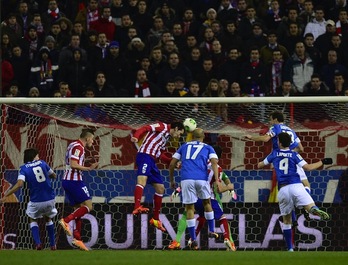 Este remate de Godín ha significado el único gol del partido. (Javier SORIANO / AFP PHOTO)