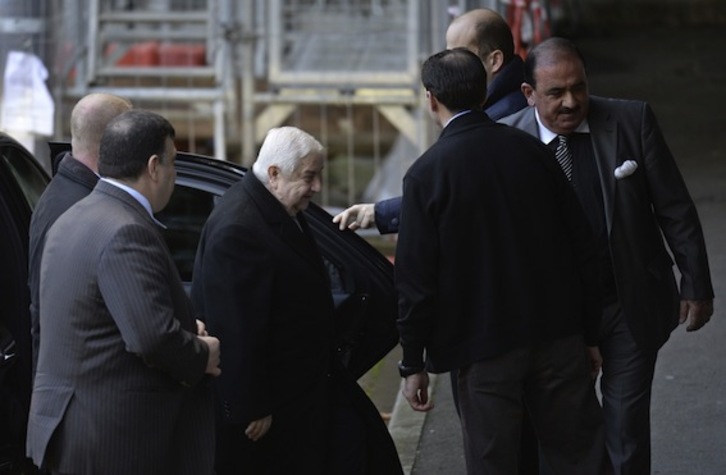 El ministro sirio de Asuntos Exteriores, Walid al-Mualem, a su llegada a la reunión con Brahimi. (Philippe DESMAZES/AFP PHOTO)