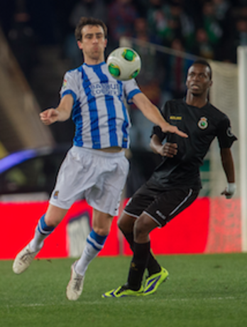 Kone, junto a Mikel González, el pasado miércoles en Anoeta. (Andoni CANELLADA / ARGAZKI PRESS)
