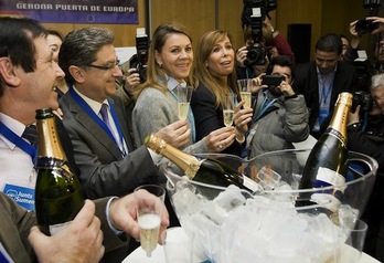 La secretaria general del PP, María Dolores de Cospedal, junto a dirigentes del partido en Catalunya. (@PPCatalunya)