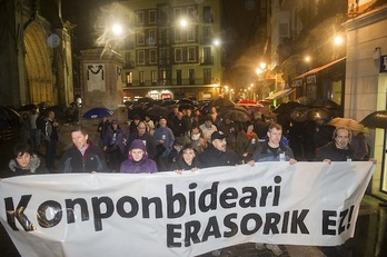 La manifestación ha recorrido las calles del Casco Viejo de Bilbo. (Luis JAUREGIALTZO / ARGAZKI PRESS)