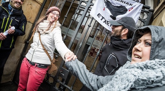 Sestaoko Udaletxean kateatuta berragertu da ezkutuan zegoen Idoya Iragorri gaztea. (Aritz LOIOLA/ARGAZKI PRESS)