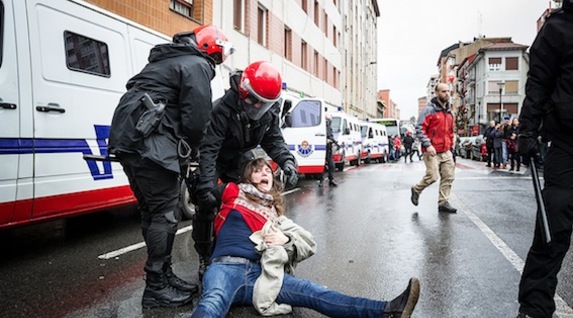 Iragorriz gain, beste lagun bat atxilotu duela adierazi du Lakuako Segurtasun Sailak, «desobedientzia» egitea egotzita.  (Aritz LOIOLA/ARGAZKI PRESS)