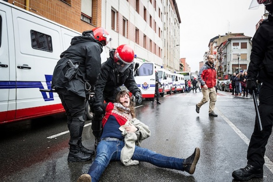 Iragorriz gain, beste lagun bat atxilotu duela adierazi du Lakuako Segurtasun Sailak, «desobedientzia» egitea egotzita.  (Aritz LOIOLA/ARGAZKI PRESS)