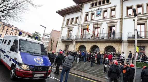 Senide, lagun eta herritarren babesa jaso du Iragorrik.  (Aritz LOIOLA/ARGAZKI PRESS)