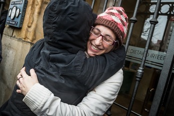 Idoya Iragorri, ertzainez inguratuta, atxilotu duten unean. (Aritz LOIOLA/ARGAZKI PRESS)