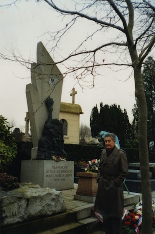 Marcelino Bilbao, en una imagen tomada en el cementerio parisino de Pere Lachaise. 