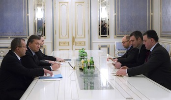Reunión entre el Gobierno ucraniano y representantes de la oposición. (Mykhaylo MARKIV/AFP PHOTO)