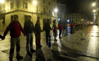 Giza katea jendetsua osatu dute Gasteizen. (Raul BOGAJO/ARGAZKI PRESS)