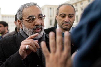 El Ministro de Información sirio Omran al-Zohbi realizando unas declaraciones en Ginebra. (Fabrice COFFRINI / AFP)