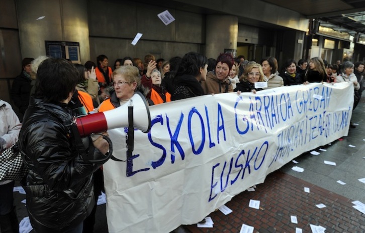 Protesta de trabajadoras del transporte escolar ante la sede del Gobierno de Lakua en Bilbo. (Marisol RAMIREZ/ARGAZKI PRESS)