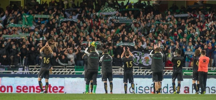 Los jugadores del Racing saludan a su afición al término del partido de Anoeta. (Andoni CANELLADA / ARGAZKI PRESS)