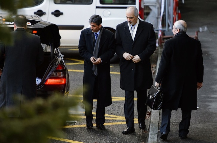 El representante sirio en la ONU, Bashar al-Jaafari, llega a Ginebra donde continúa el proceso de negociación entre las partes. (Fabrice COFFRINI/AFP)