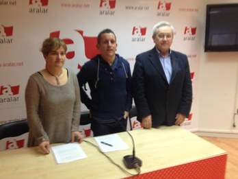 Ubera, Maeztu y Zabaleta, en la rueda de prensa que han ofrecido en Donostia. (ARALAR)