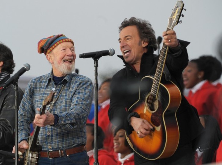 Pete Seeger, junto a Bruce Springsteen. (Mandel NGAN/AFP PHOTO)