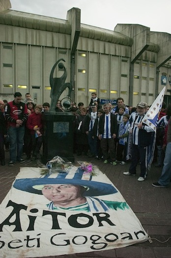 Homenaje a Aitor Zabaleta ante el momumento en su recuerdo. (Juan Carlos RUIZ / ARGAZKI PRESS)