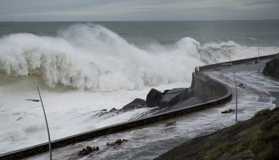 En la jornada de hoy se han registrado olas de más de seis metros. (Juan Carlos RUIZ/ARGAZKI PRESS)