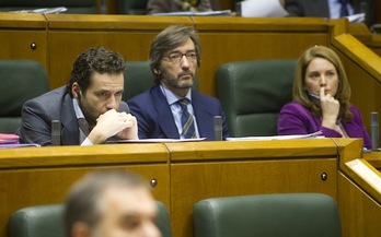 Sémper, Oyarzábal y Quiroga, en la Cámara de Gasteiz. (Raúl BOGAJO / ARGAZKI PRESS)