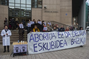 Protesta a favor del aborto libre frente a los juzgados de Barakaldo. (Luis JAUREGIALTZO/ARGAZKI PRESS)