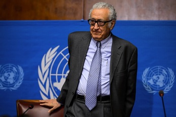 Brahimi atiende a los medios tras la jornada de negociaciones. (Fabrice COFFRINI/AFP)