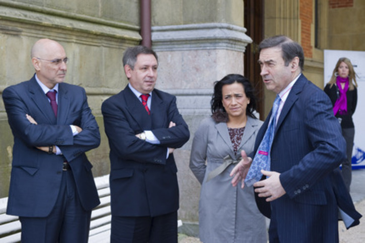 Pedro J. Ramírez, a la derecha, en un acto celebrado en Donostia en 2010. (Andoni CANELLADA/ARGAZKI PRESS)