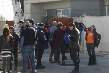 Los procesados aguardan en el exterior de la sede de la AN en San Fernando. (J. DANAE/ARGAZKI PRESS)
