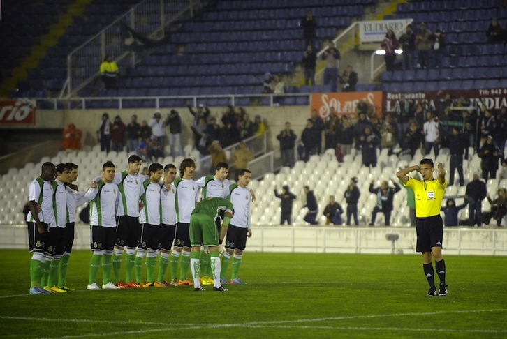Racingeko jokalariak, zelai erdian, epaileak partidari amaiera eman dionean. (Ander GILLENEA/AFP)