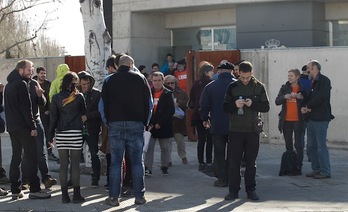 Los encausados, junto a amigos y familiares, a las puertas de la AN. (J. DANAE/ARGAZKI PRESS)