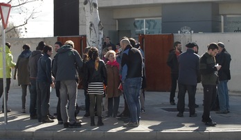 Los jóvenes juzgados, en el exterior del pabellón donde se desarrolla el juicio. (J. DANAE/ARGAZKI PRESS)