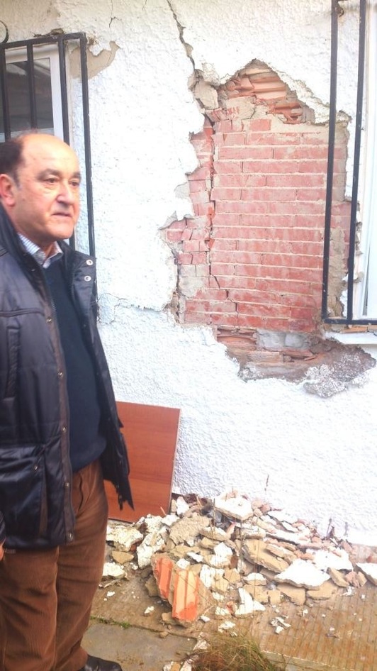 José Lozano muestra las grietas de su casa en Lasaitasuna. (Martxelo DÍAZ)