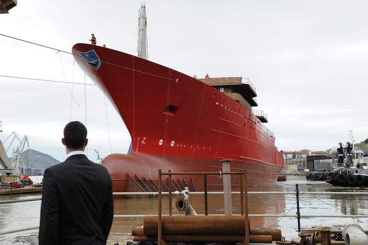 Botadura del atunero congelador ‘Egalabur’ en Erandio. (ARGAZKI PRESS)