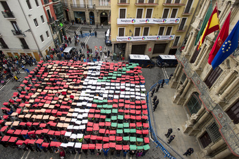 Mosaico realizado en Iruñea en apoyo a la ikurriña. (Iñigo URIZ / ARGAZKI PRESS)