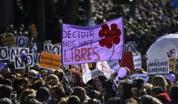 Movilización masiva en Burdeos por el derecho al aborto libre. (Mehdi FEDOUACH/AFP)