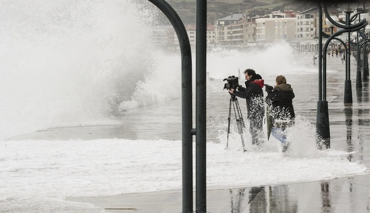 En Zarautz el fuerte oleaje ha llegado hasta el malecón, donde ha sorprendido a varias personas. (Gorka RUBIO/ARGAZKI PRESS)