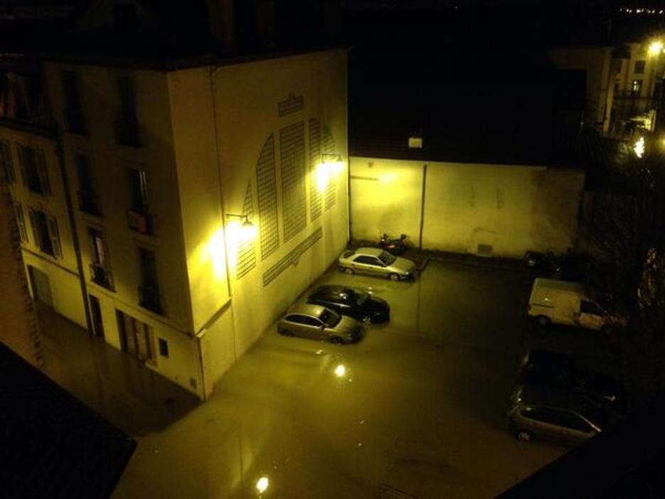 Baionan ere urak gainezka egin du. (via twitter @Antoni_tinel)