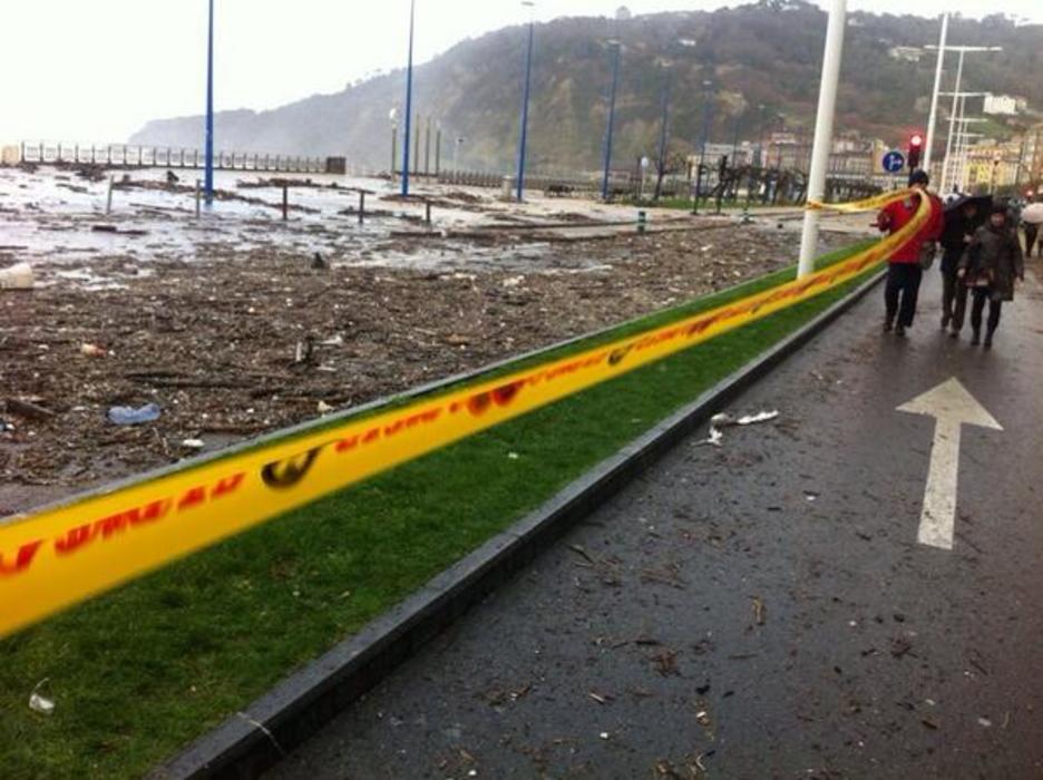 Zurriolako pasealekua Donostian. (via twitter @pgabilon)