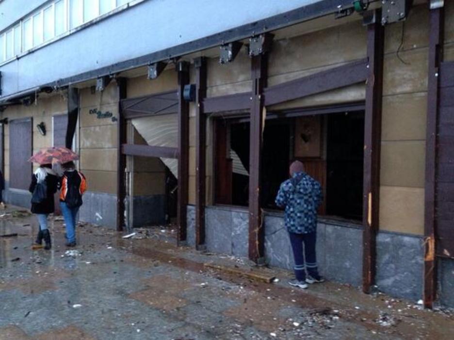 Zarautzko kafetegi batean denboraleak eragindako kalteak. (via twitter @112_SOSDeiak)