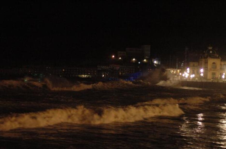 Las olas arremeten contra el Nautico. (via twitter GARA_iintziarte)