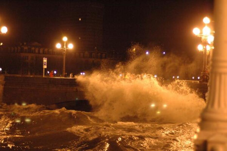 Olas contra el puente de Santa Catalina. (Ainara RUEDA)