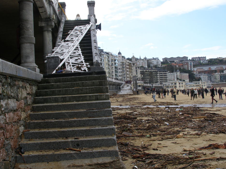 Donostiako hondartzetan olatuek eragindako kalteak. (Amaia UGARTE)