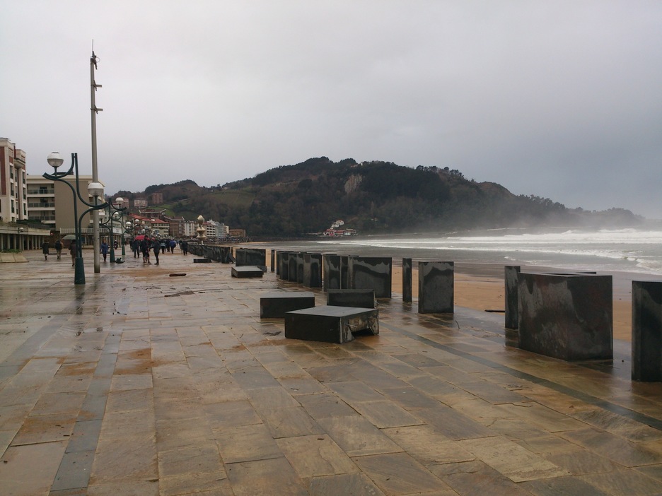 Zarautzeko malekoian olatuek eragindako kalteak. (Ane ARRUTI)