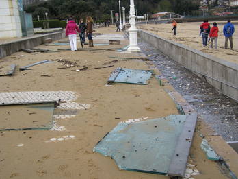 Daños causados por las olas en la playa de Ondarreta. (Amaia UGARTE)
