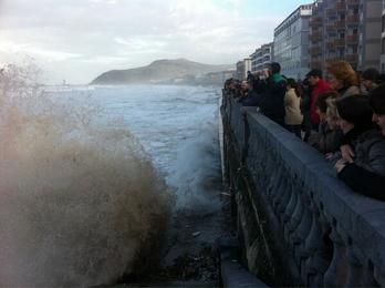 Numerosas personas se han acercado a ver las olas a pesar de las advertencias en Zarautz. (via twitter GARA_isoto)