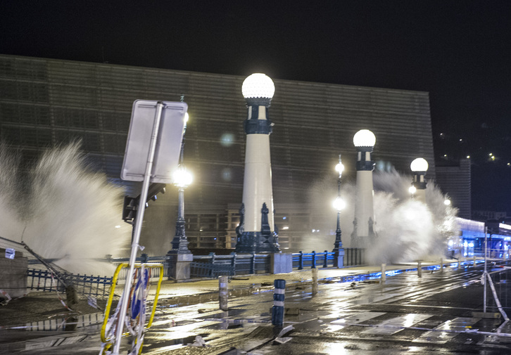Denboraleak gogor astindu du Donostia eta sortutako kalte materialak askotarikoak dira. (Jon URBE / ARGAZKI PRESS)