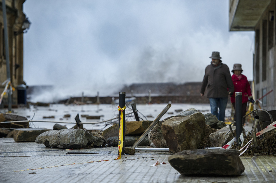 Las olas se han llevado de todo por delante. (Jon URBE / ARGAZKI PRESS)