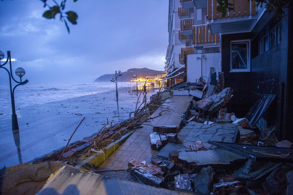 Destrozos en el malecón de Zarautz. (Gorka RUBIO / ARGAZKI PRESS)