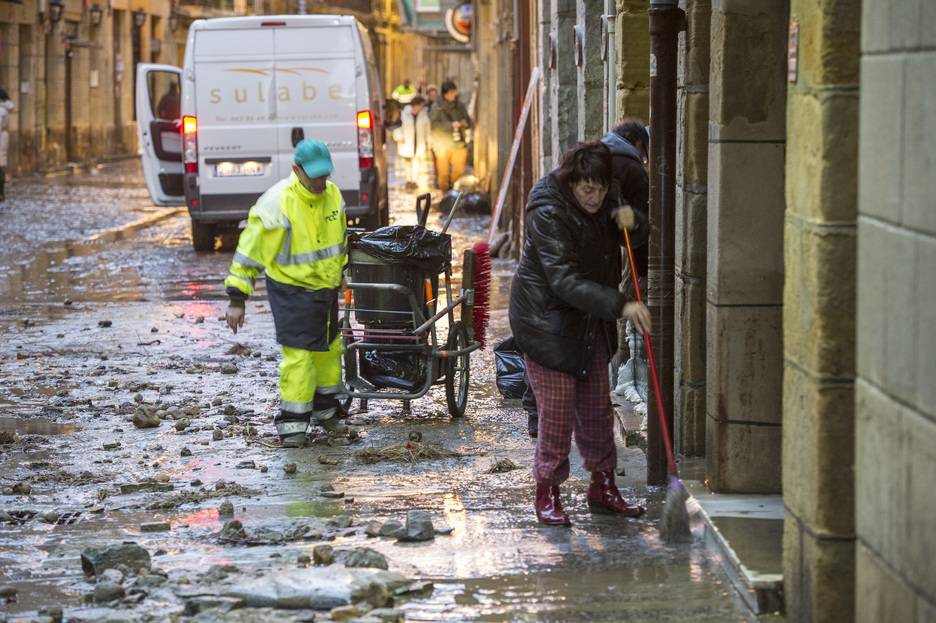 Servicios de limpieza trabajando en Donostia. (Jon URBE / ARGAZKI PRESS)