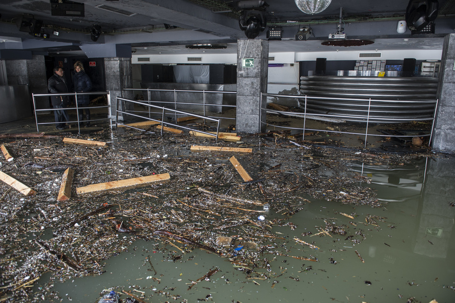 Locales inundados en La Concha. (Jon URBE / ARGAZKI PRESS)