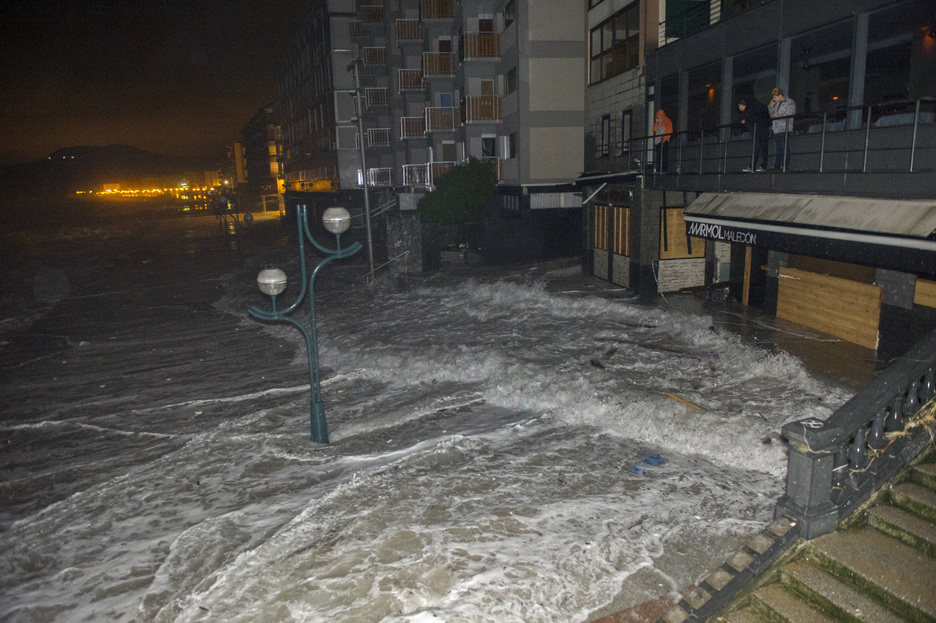 El malecón de Zarautz durante la madrugada. (Gorka RUBIO / ARGAZKI PRESS)